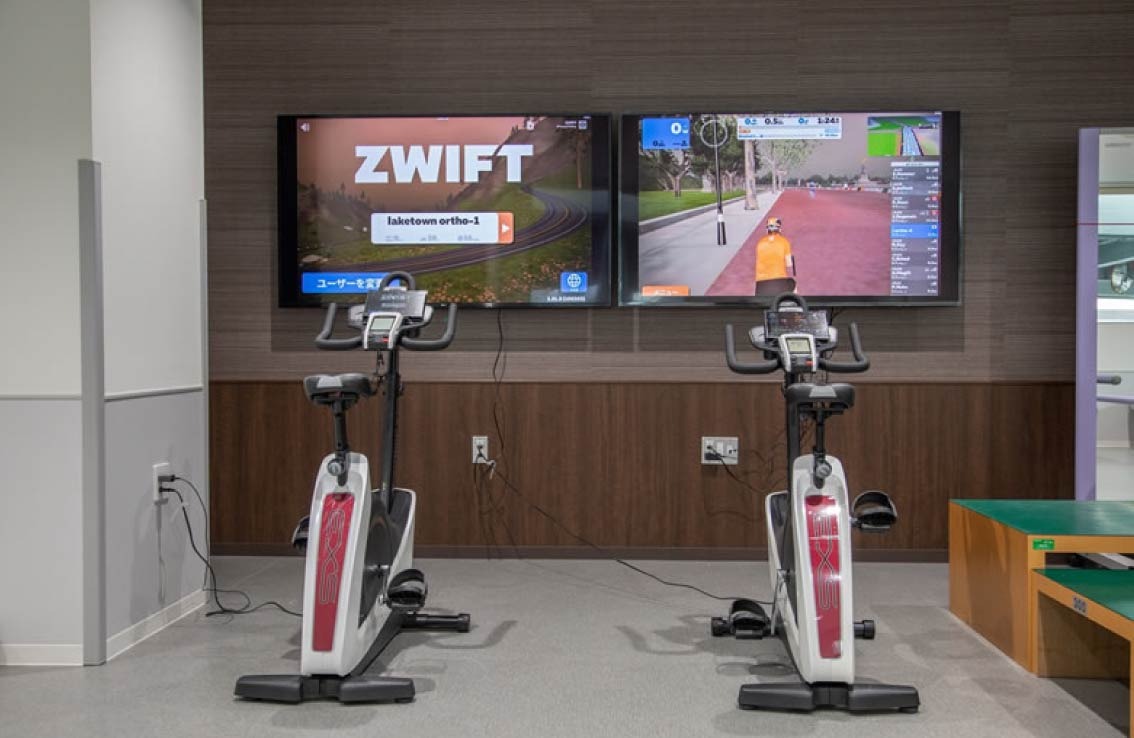 Zwift（ズイフト）用のサイクリングマシンが2台並んでいる様子。Zwiftは、ゲーム感覚でトレーニングができる、ヴァーチャルサイクリングプログラムです。